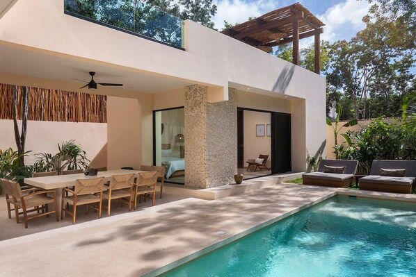 Patio with a unique design. In it, you'll find the second building with a room. Beautiful pool with loungers.
