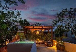 Impressive jacuzzi located on the property's terrace. The terrace is decorated with pots and vegetation.