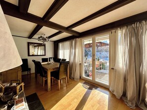 the dinning area near the patio and garden 