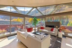 2.03-spritz-house-telluride-penthouse-living-area-