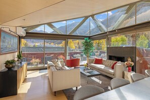 2.02-spritz-house-telluride-penthouse-living-area-1