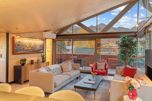 2.0-spritz-house-telluride-penthouse-living-area-from-kitchen-twilight