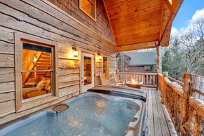 Who’s ready to unwind in this bubbling hot tub, surrounded by the Smokies?