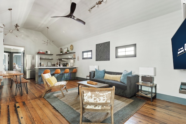 Precious Gem - Suite B | Blocks from King St