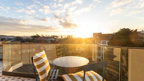 Relax on this cozy balcony and soak in the breathtaking cityscape of Porto—perfect for morning coffees or sunset toasts.
#PortoSkyline #BalconyVibes #StayInStyle