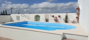 Piscina em fibra semi-enterrada para proteção das crianças e dos animais