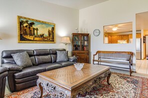 Living Room | Central A/C & Heating | Smart TV