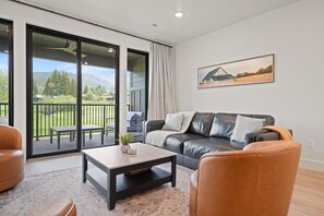 Spectacular views of the mountains and golf course.