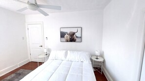 Upper bedroom 3~ queen size bed + 1 air mattress