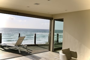 Open the retractable doors ~ enjoy the vast ocean!