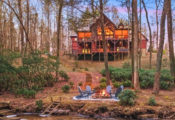 Welcome to The Creek Haüs! Experience the joy of escaping to a retreat right on the serene Fightingtown Creek. Dive into activities like tubing, swimming, fishing, or simply unwinding by the water.