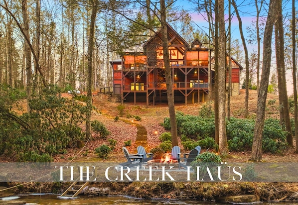 Welcome to The Creek Haüs! Experience the joy of escaping to a retreat right on the serene Fightingtown Creek. Enjoy tubing, swimming, fishing, or simply unwinding by the creek.