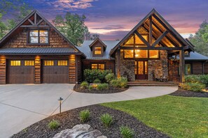 Escape to tranquility at this rustic-luxe mountain retreat, where natural elegance meets serene woodland charm. Welcome to your new favorite getaway.