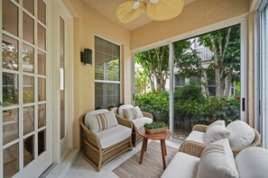 Beautiful, Screened Lanai & Sitting Area