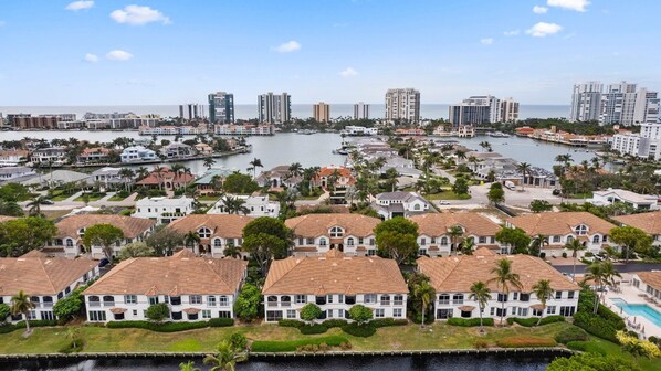 Welcome to Colonade at Park Shore