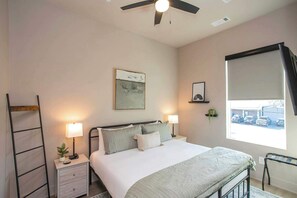 King Bedroom w/Ceiling Fan, Smart TV and en suite Full Bathroom