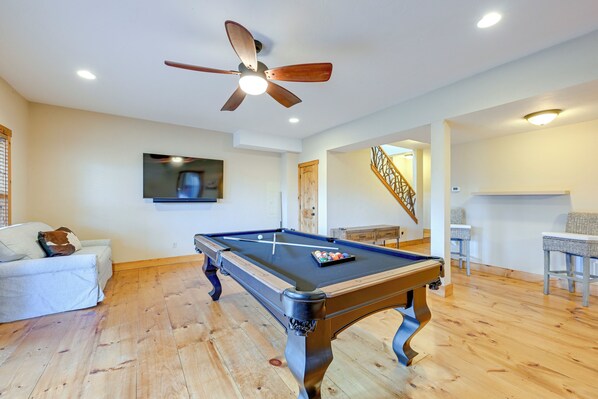 Family Room | 2-Story Cabin | Self Check-In | In-Unit Laundry