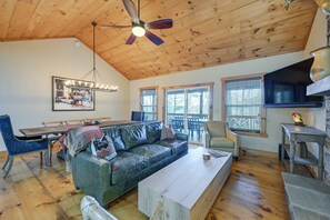 Living Room | Main Level | Smart TV | Free WiFi | Gas Fireplace