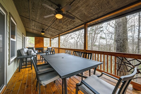 Sapphire Vacation Rental | 3BR | 2.5BA | 2,300 Sq Ft | 4 Steps Required