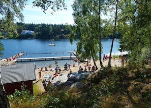 Sjö med badplats 5 minuters promenad från huset