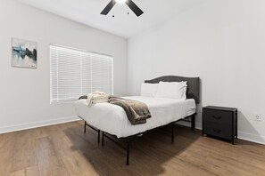 Bedroom 1 - queen bed