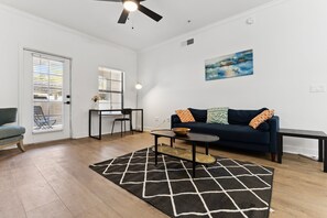 CozySuites Chandler 1BR with 2 pools + Jacuzzi! 09