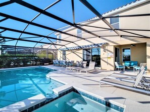 Relaxing pool with spa