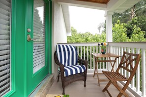 Lovely outdoor sitting area with beautiful lake views! 