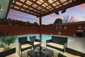 This covered patio comes fully furnished with an outdoor conversation set. It’s perfect for morning sips of coffee, evening aperitivos, and everything in between! 