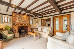 Woodfalls Barn, Tuttington - Host & Stay