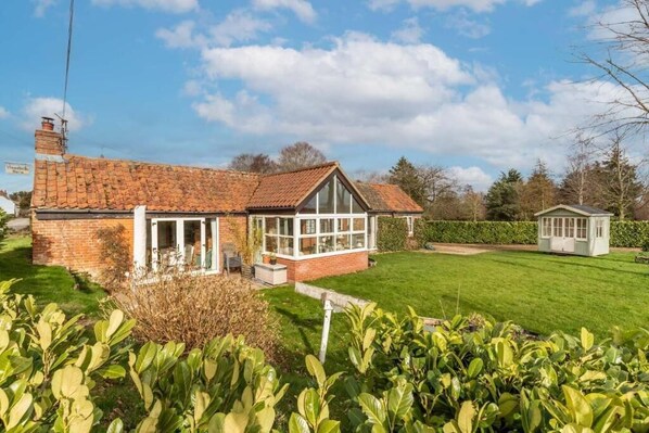 Woodfalls Barn, Tuttington - Host & Stay