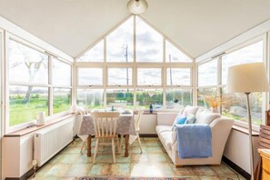 Woodfalls Barn, Tuttington - Host & Stay