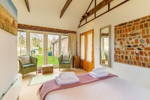 Woodfalls Barn, Tuttington - Host & Stay