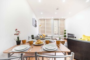 Maple Court, Ipswich - Host & Stay