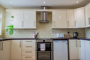 Manfield Avenue, Coventry - Host & Stay