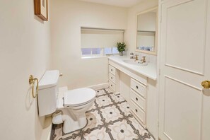 Ailsa Cottage, Great Broughton - Host & Stay