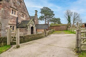 Old Hall, Middle Mayfield - Host & Stay