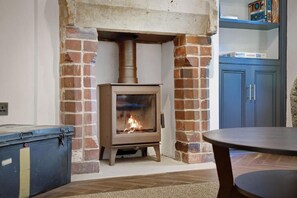Charnwood Cottage, Matlock - Host & Stay