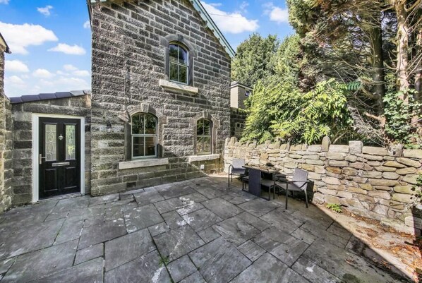 Charnwood Cottage, Matlock - Host & Stay