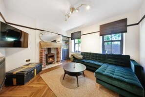 Charnwood Cottage, Matlock - Host & Stay