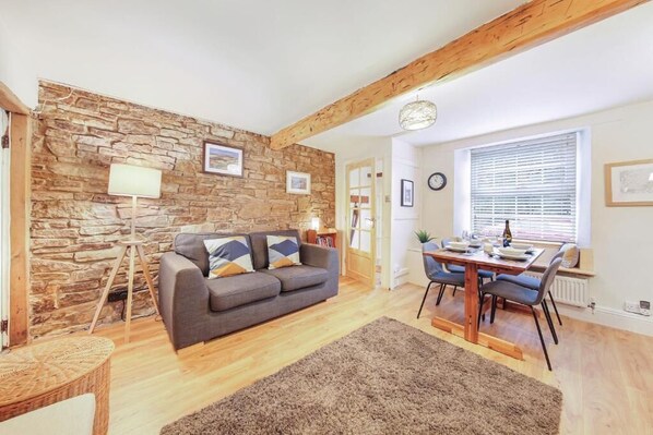 Batemill Cottage, Birch Vale - Host & Stay