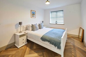 Middle Cottage, Seahouses - Host & Stay