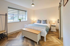 Middle Cottage, Seahouses - Host & Stay