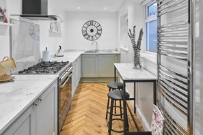 Railway Cottages, Liverpool - Host & Stay