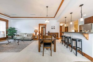 4001 Northstar Dr Unit 202-print-013-009-Interior-4200x2806-300dpi