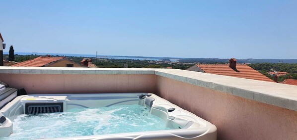 Bain à remous extérieur