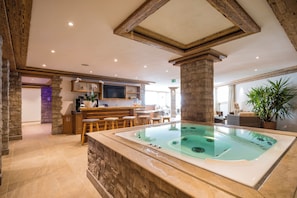 Indoor spa tub