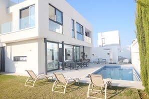 Garden with seating area, dining area, barbecue, sunloungers, Pool and Hot Tub
