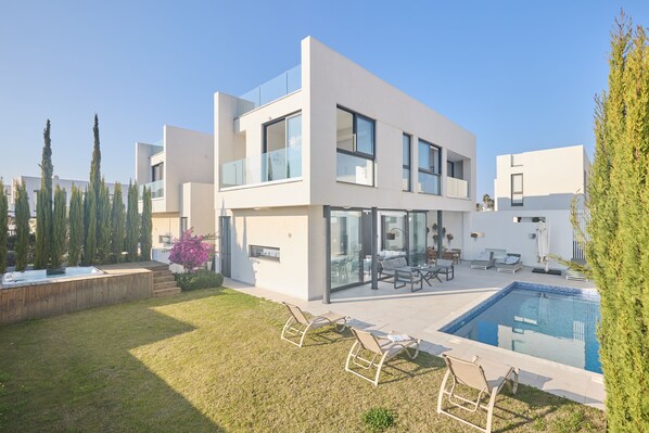 Villa Alicia, Beautiful 3BDR Pernera Villa, close to the Beaches and Amenities