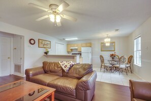 Living Room | Free WiFi | Central Air Conditioning/Heat